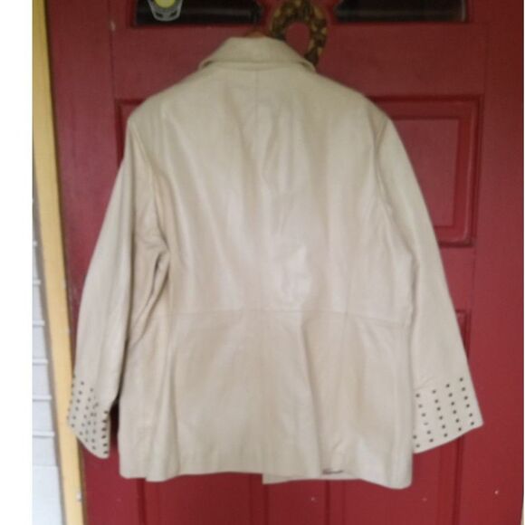 White - Picture 3 of 11